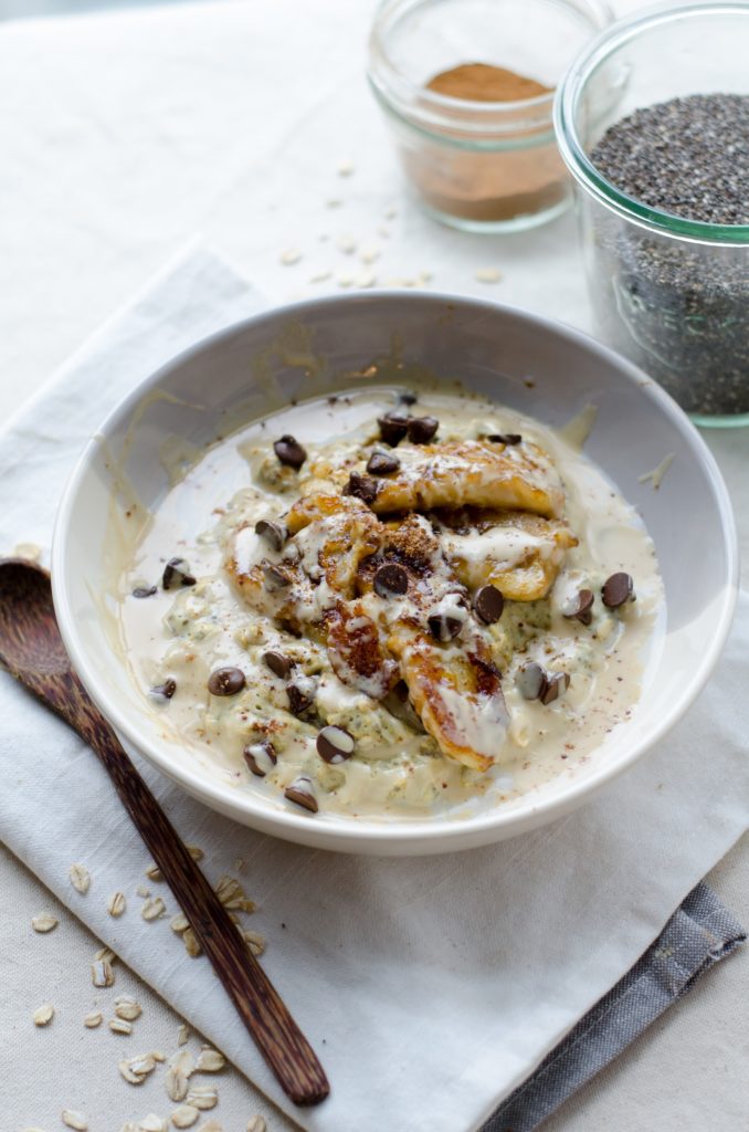 Müslischüssel mit Oat Meal auf dem Tisch