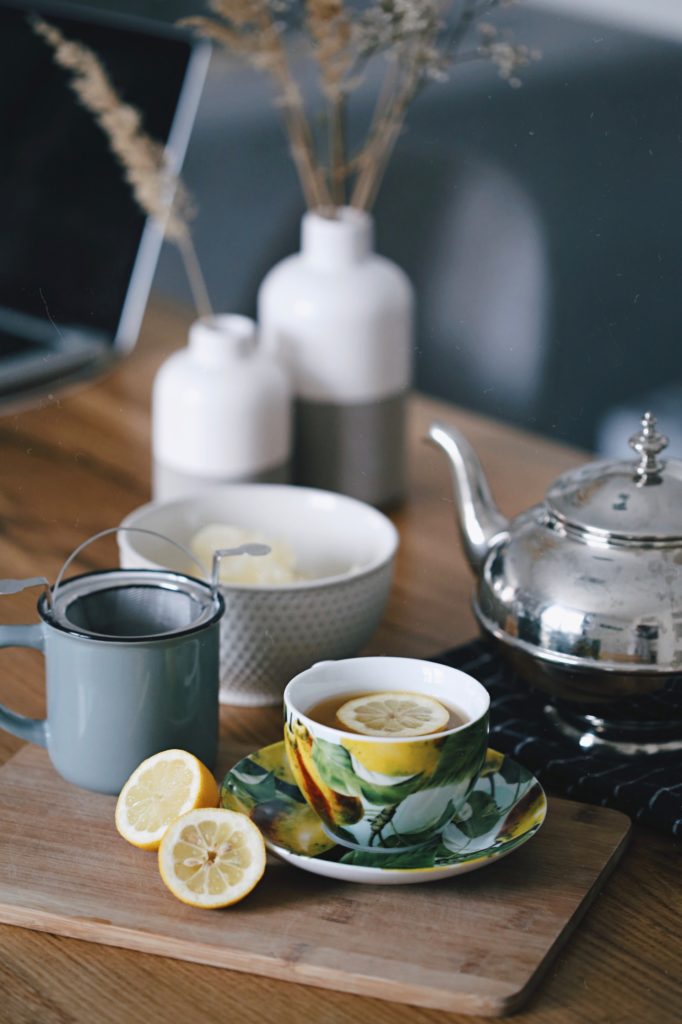 Teetasse mit Zitronen auf Tisch