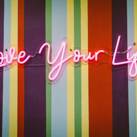 Neon-Schriftzug Love your Life