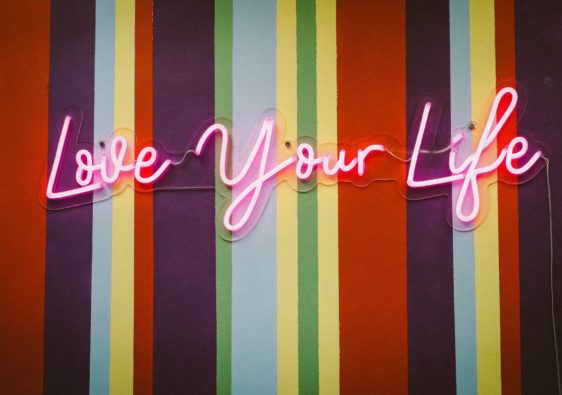 Neon-Schriftzug Love your Life